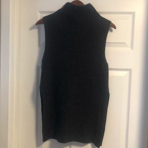 Sleeveless wool turtle neck